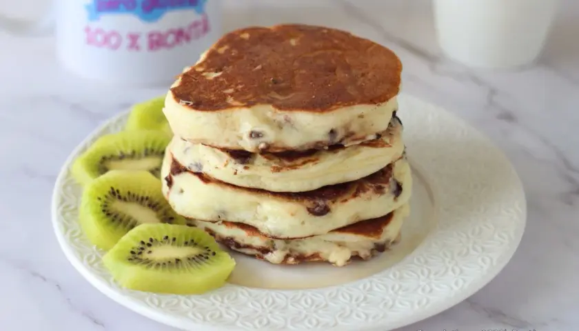 Pancake con yogurt greco e kiwi, una colazione golosa e leggera.