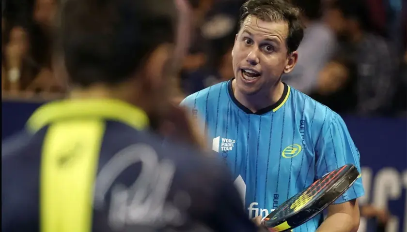 Giocatore di padel con racchetta, concentrato durante un tie break.