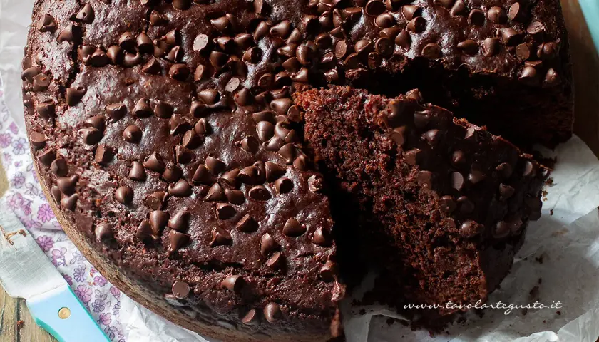 Deliziosa torta al cioccolato senza uova, ricca di gocce di cioccolato fondente. Perfetta per ogni occasione.