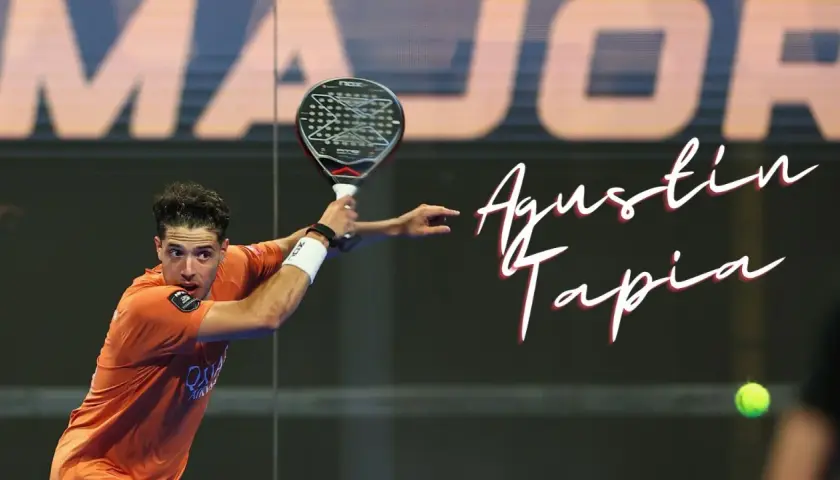 Agustin Tapia in azione con la racchetta da padel, pronto a colpire la palla.