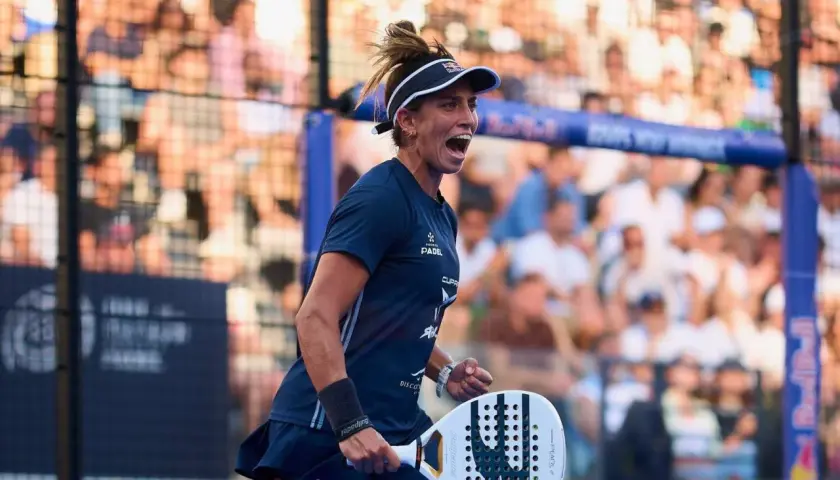 La giocatrice di padel Gonzalez esulta con la racchetta in mano, circondata da un pubblico entusiasta.