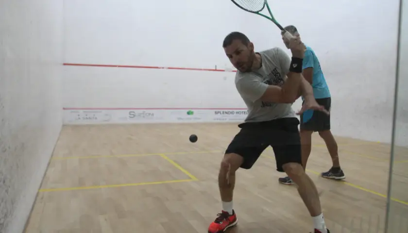 Giocatori di squash in azione. La differenza tra padel e squash è evidente nel campo e nelle racchette.