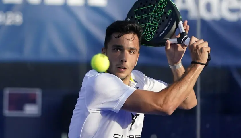 Un giocatore di padel, forse Alba Galán, colpisce la palla con una racchetta Adidas.