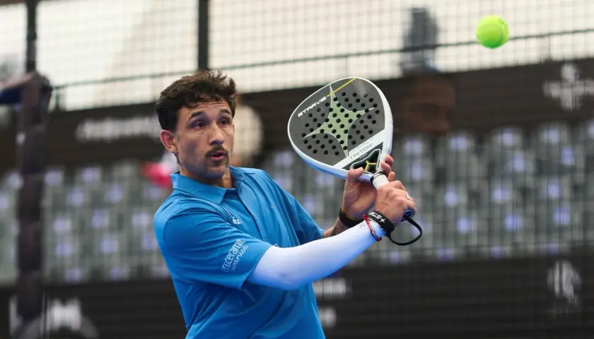 Sanyo Gutierrez in azione, colpisce la palla con la racchetta da padel.