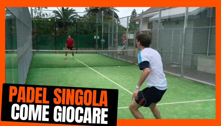 Due uomini giocano a padel singolo su un campo verde. La scritta "Padel Singola Come Giocare" è in primo piano.