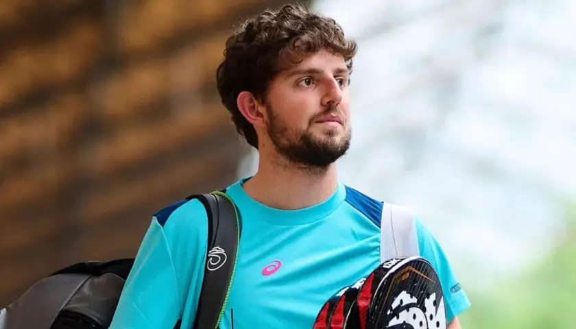 Mike Yanguas, con la sua racchetta da padel, pronto per la partita.