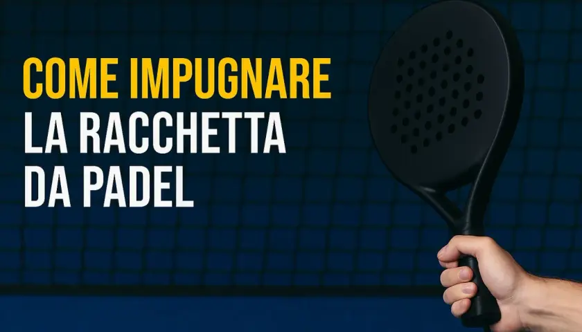 Mano che impugna una racchetta da padel nera, con testo "Come impugnare la racchetta da padel" su sfondo blu con rete.