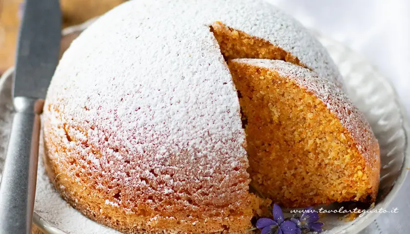 Torta soffice, perfetta per la colazione o la merenda, ispirata alla camille ricetta. Spolverata di zucchero a velo e decorata con un fiorellino viola.