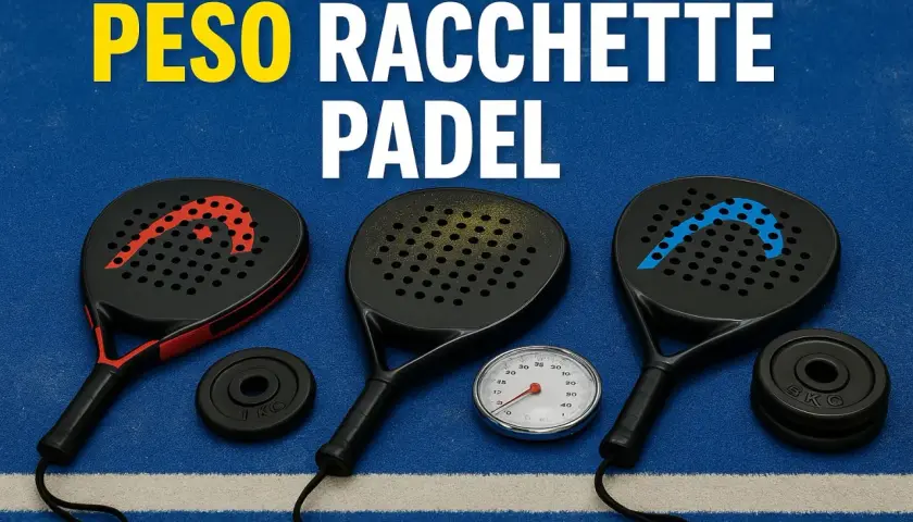 Tre racchette da padel, pesi e un bilancino per misurare il peso racchetta padel.