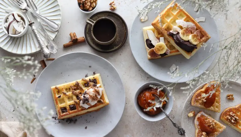 Una deliziosa ricetta waffle con crema, frutta e noci. Perfetta per una colazione speciale.