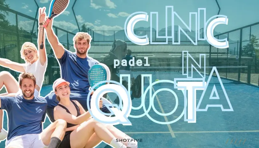 Quattro amici sorridono su un campo da padel, pronti per una padel clinic.