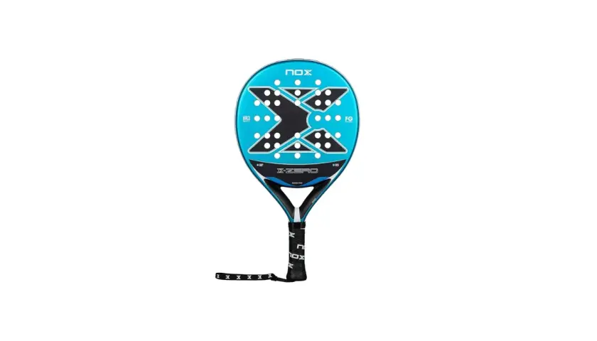 Racchetta da padel blu NOX X-ZERO con design a X nero e fori bianchi. Perfetta per colpi potenti.