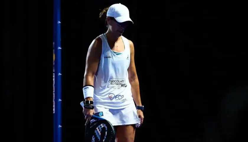 Lucia Sainz, giocatrice di padel, con racchetta in mano, guarda a terra dopo un punto.
