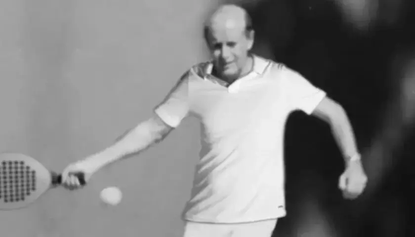 Enrique Corcuera, pioniere del padel, colpisce la palla con la racchetta.