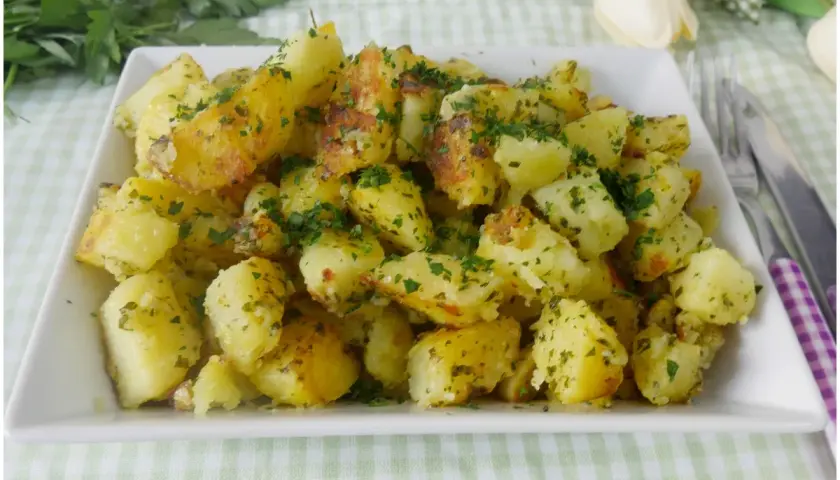 Patate prezzemolate dorate e croccanti, un contorno semplice e gustoso, pronto per essere servito.