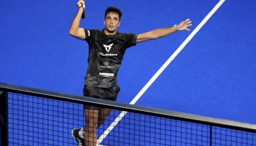 Giocatore di padel in azione, colpisce la palla con un lob perfetto.