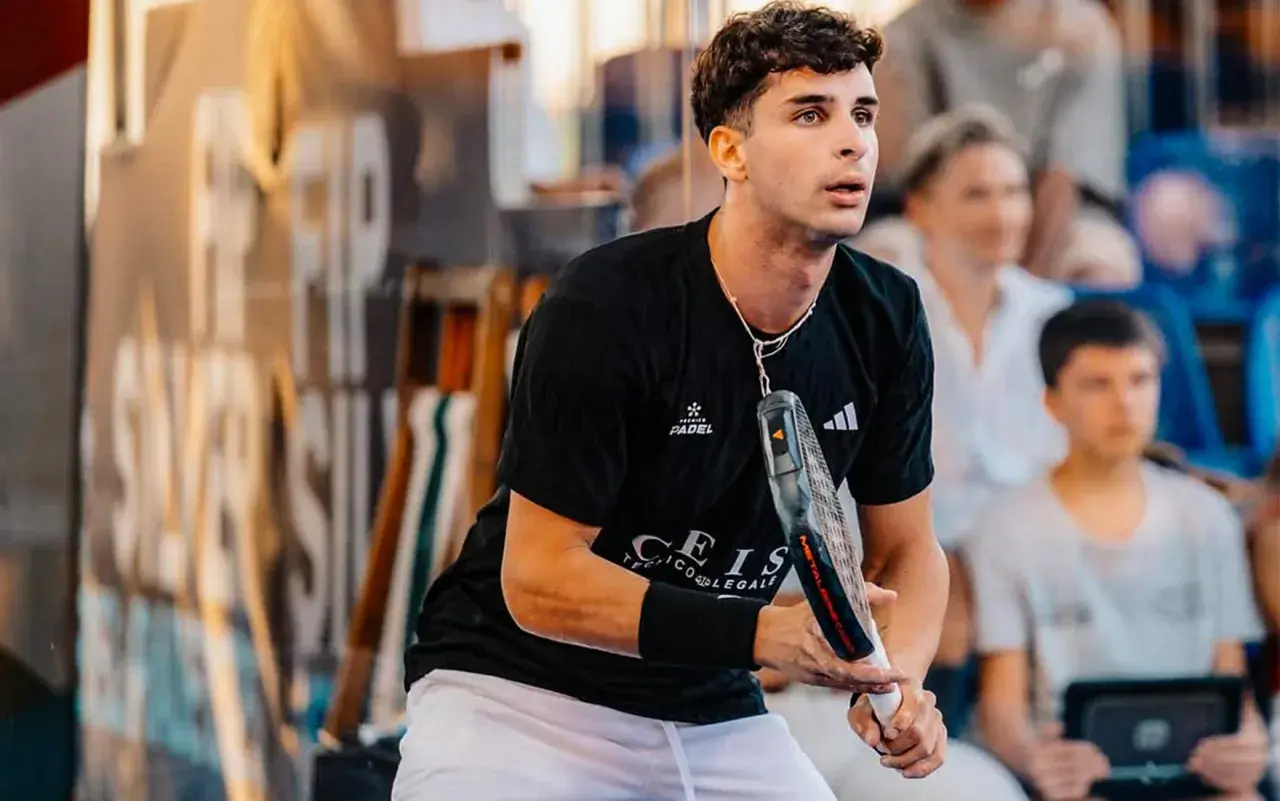 Flavio Abbate in azione sul campo da padel, concentrato e pronto a colpire la palla.
