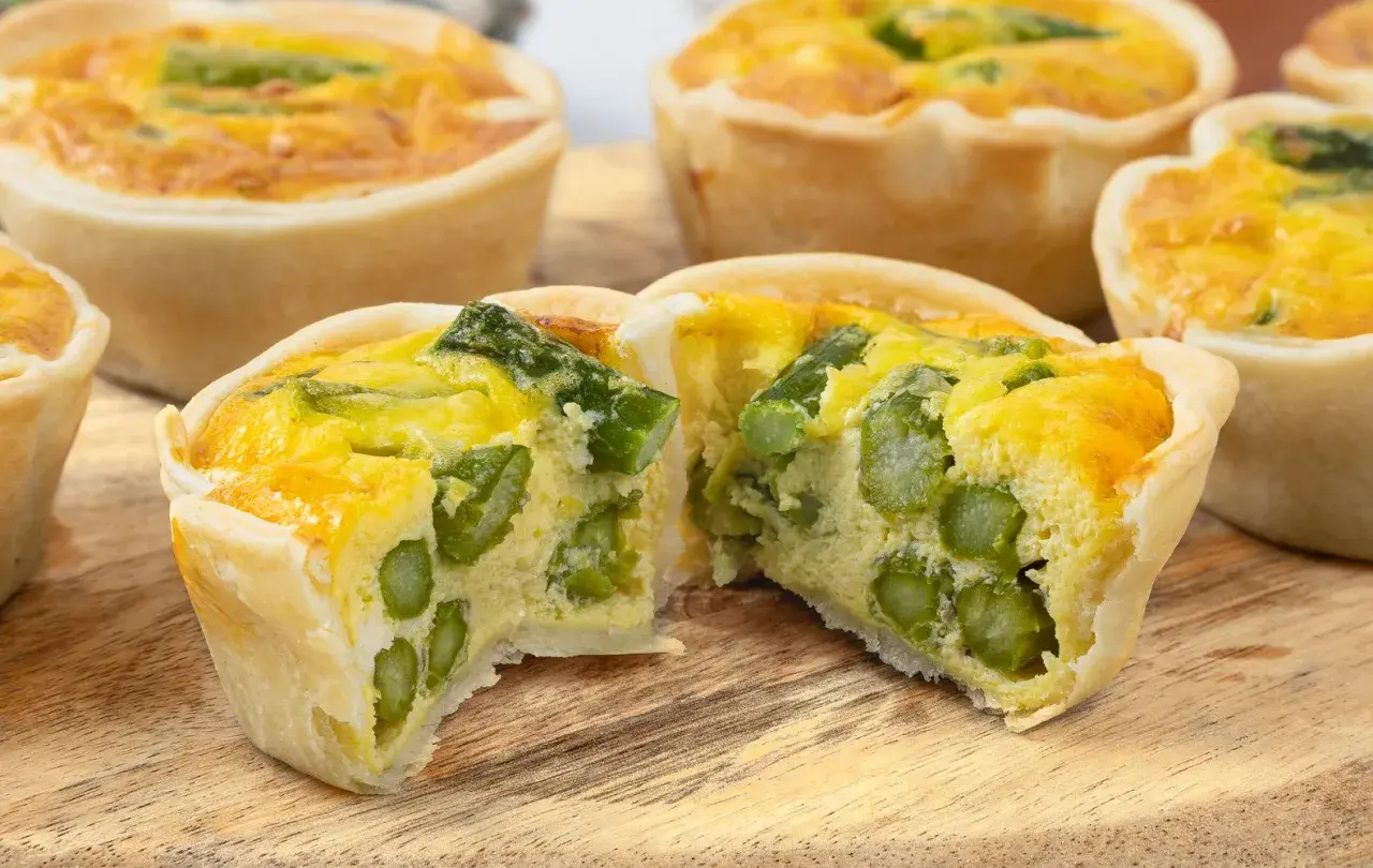 Delizioso tortino di asparagi, con la crosta dorata e un ripieno cremoso e ricco di verdure fresche.