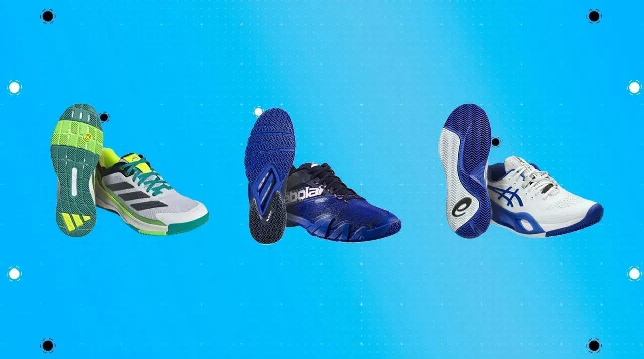 Tre paia di scarpe sportive su sfondo blu. Si nota la differenza tra scarpe da padel e tennis, con suole specifiche per ogni disciplina.