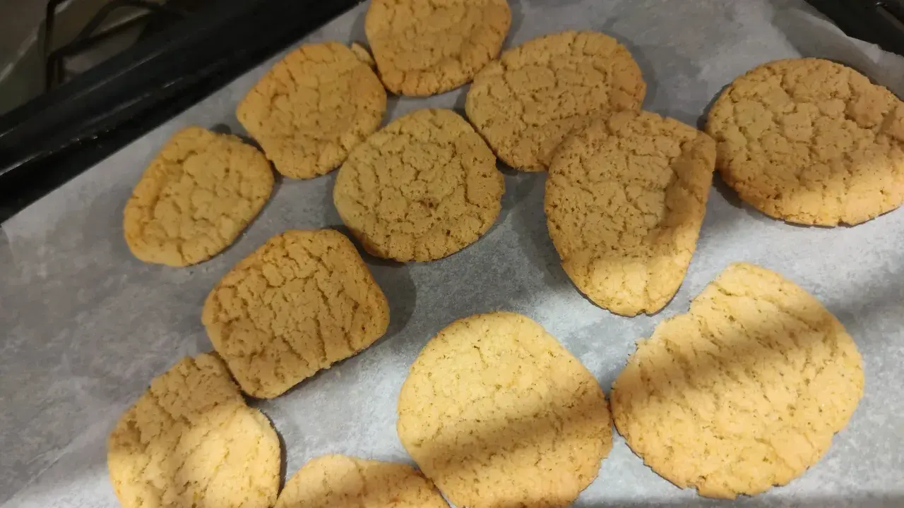 Biscotti dorati con farina di riso, appena sfornati e pronti per essere gustati.
