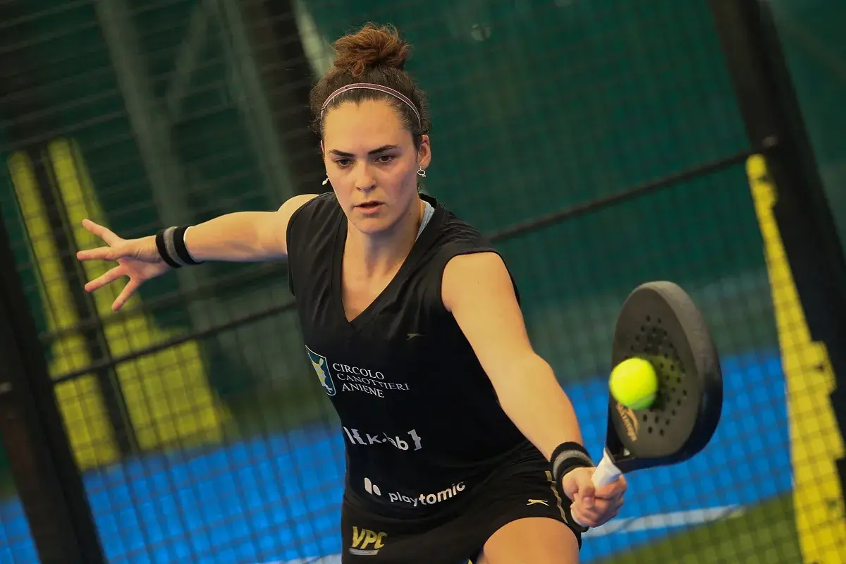 Carolina Orsi in azione, colpo deciso in partita di padel.