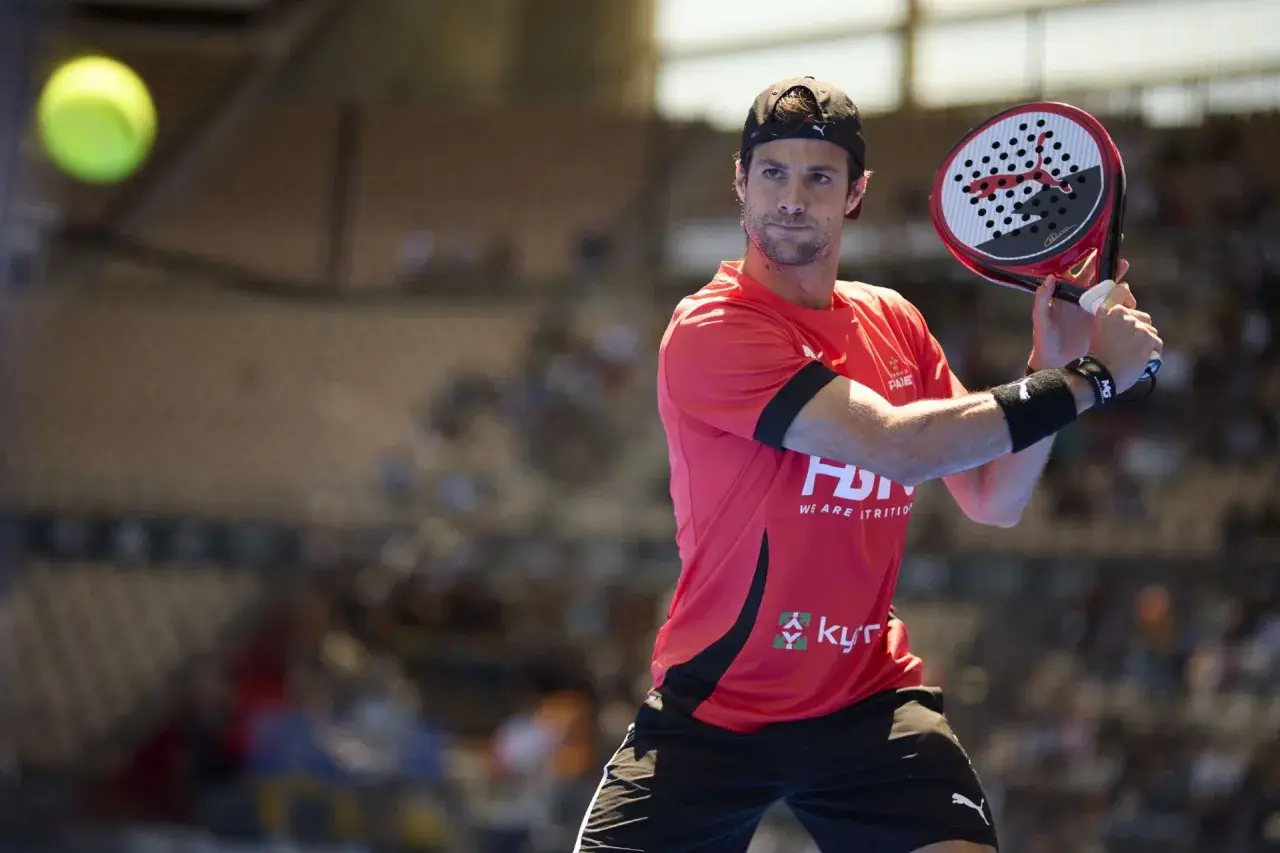 Momo Gonzalez in azione, pronto a colpire la palla con la sua racchetta da padel.