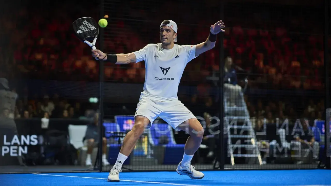 Il giocatore di padel, con abbigliamento adidas, colpisce la palla. È un momento di gioco intenso per adidas Ale Galan.