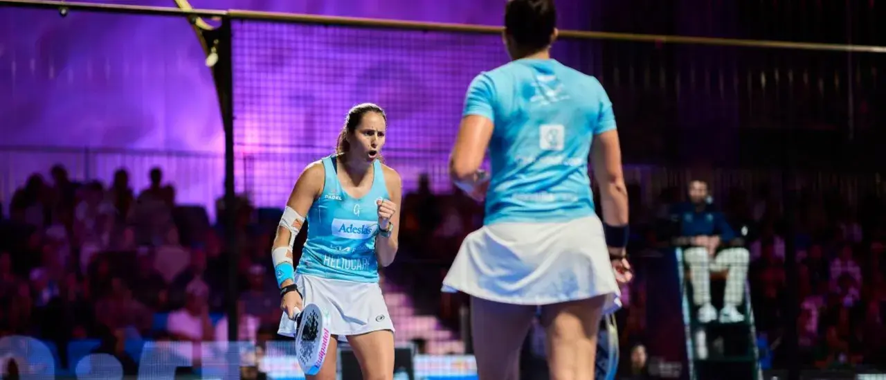 Gemma Triay esulta in campo da padel, con il pubblico sullo sfondo.