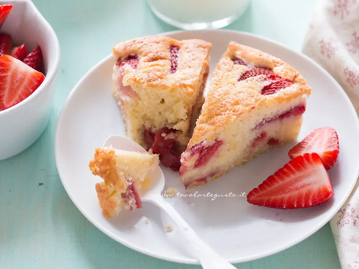 Fette di torta soffice con fragole fresche, un dolce invitante per ogni occasione.