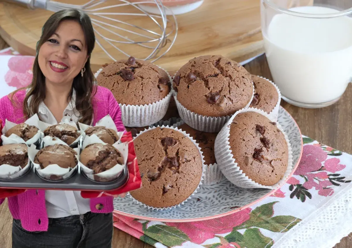 Donna sorridente presenta una teglia di muffin al cioccolato senza burro, perfetti per una colazione golosa.
