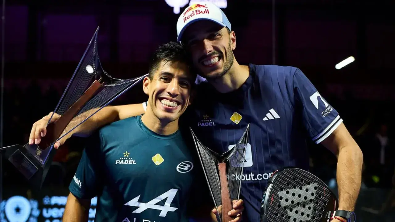 Galan e Chingotto festeggiano la vittoria con i trofei.
