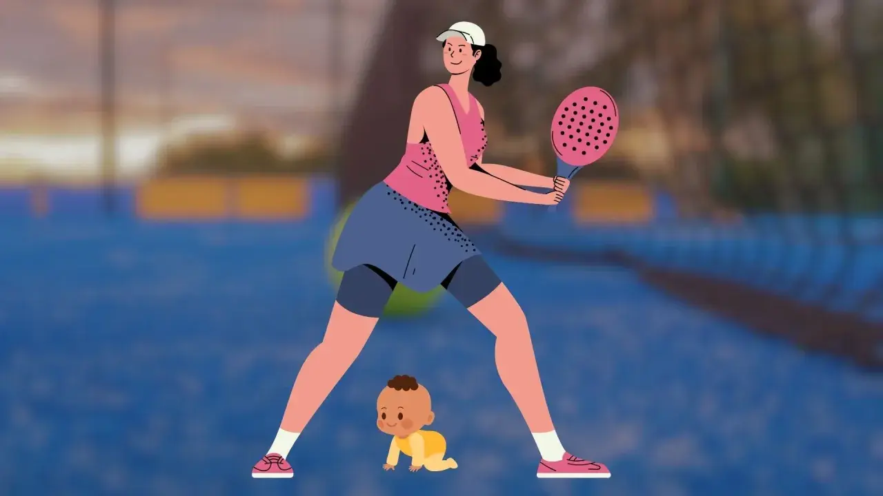 Donna incinta gioca a padel, con un bimbo che gattona ai suoi piedi.