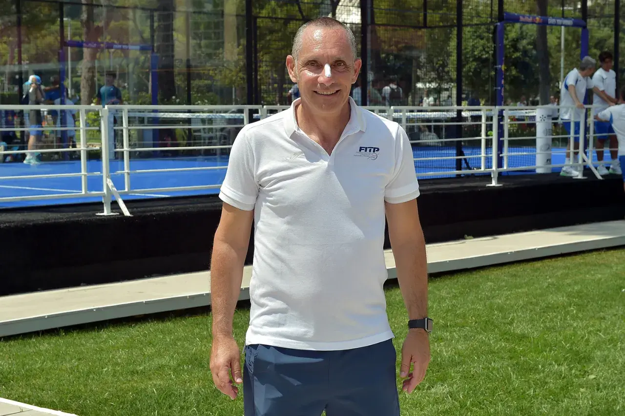 Nicola Bini sorride con un cerotto sul naso, pronto per una partita di padel.