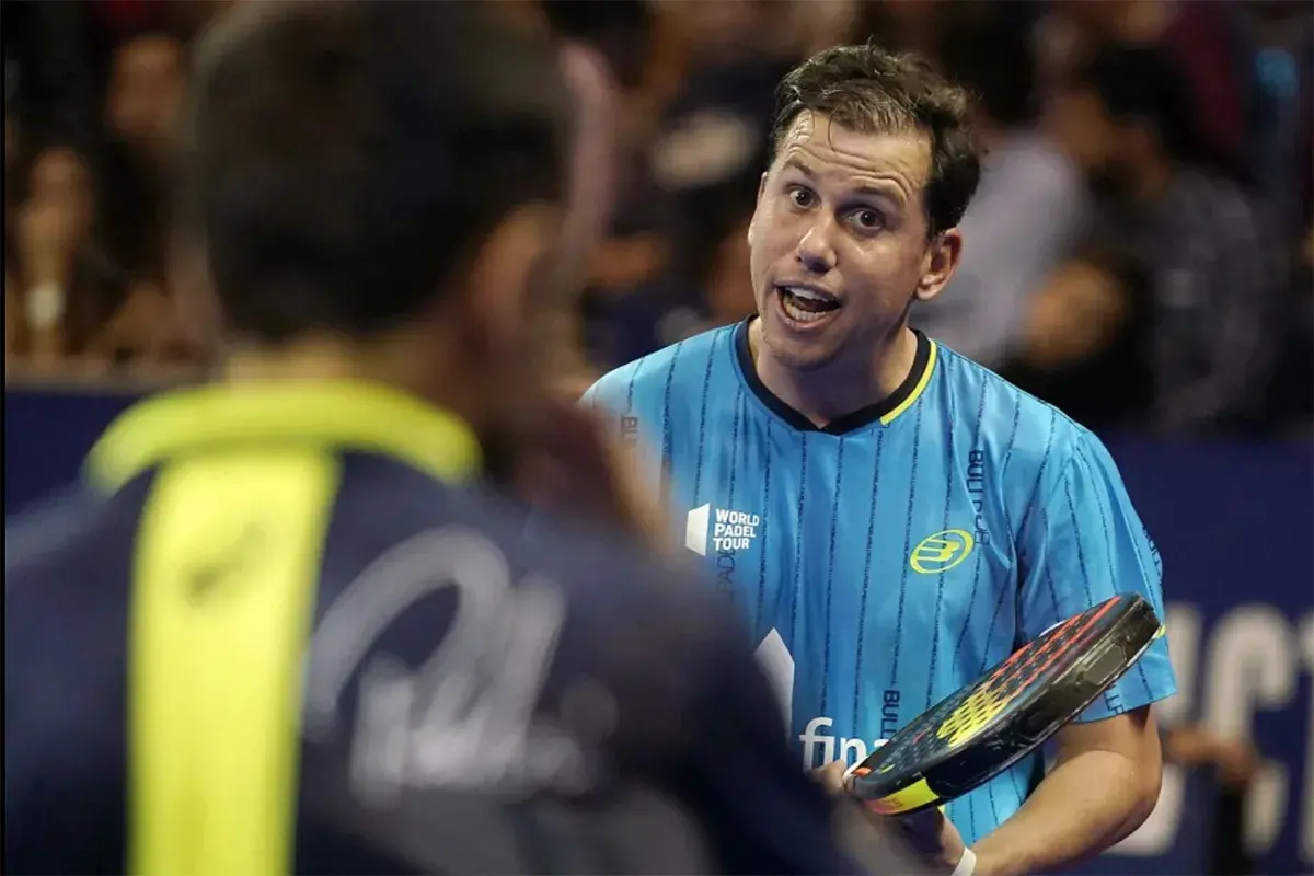 Giocatore di padel con racchetta, concentrato durante un tie break.