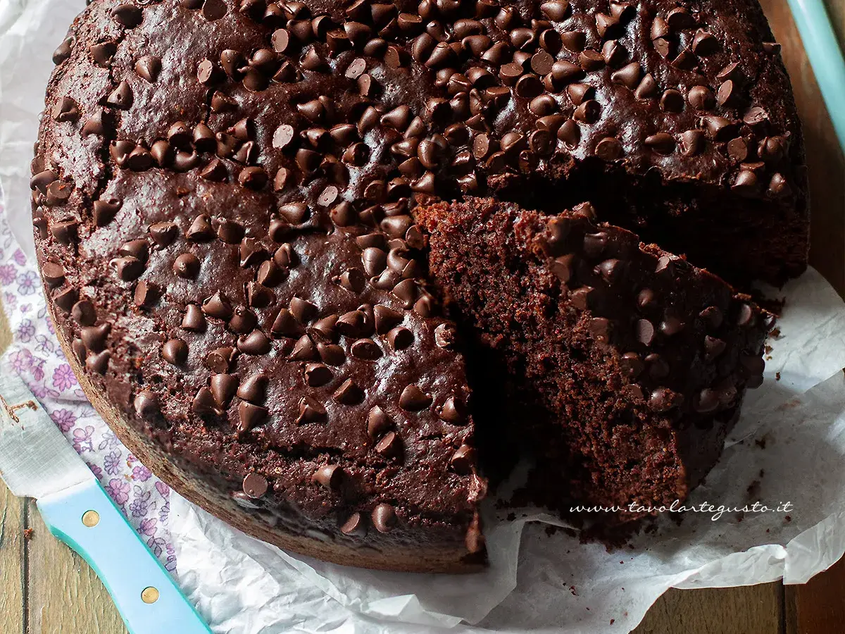 Deliziosa torta al cioccolato senza uova, ricca di gocce di cioccolato fondente. Perfetta per ogni occasione.