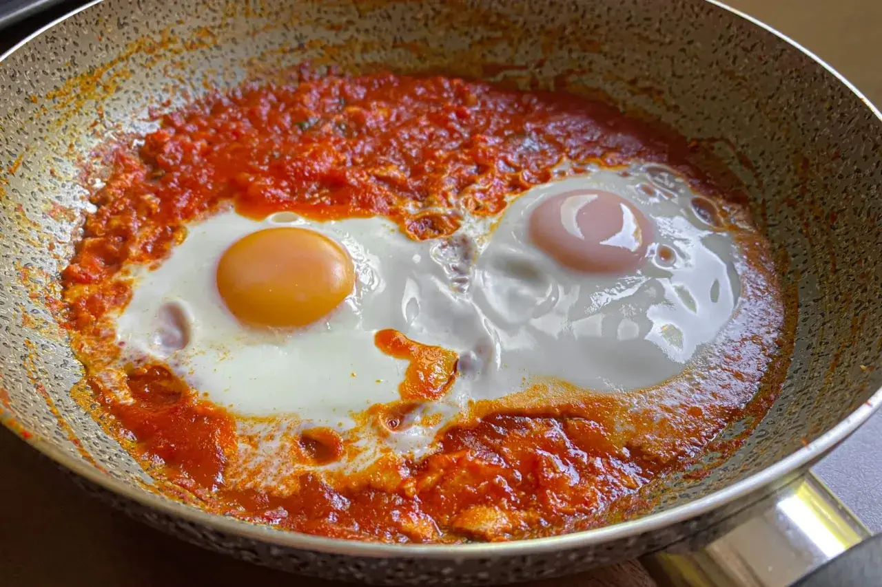 Uova in purgatorio, due uova cotte in un sugo di pomodoro piccante, un piatto saporito e confortante.