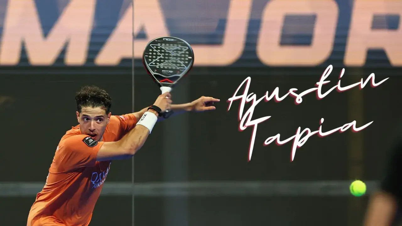 Agustin Tapia in azione con la racchetta da padel, pronto a colpire la palla.