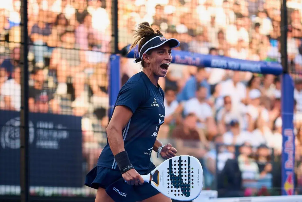 La giocatrice di padel Gonzalez esulta con la racchetta in mano, circondata da un pubblico entusiasta.