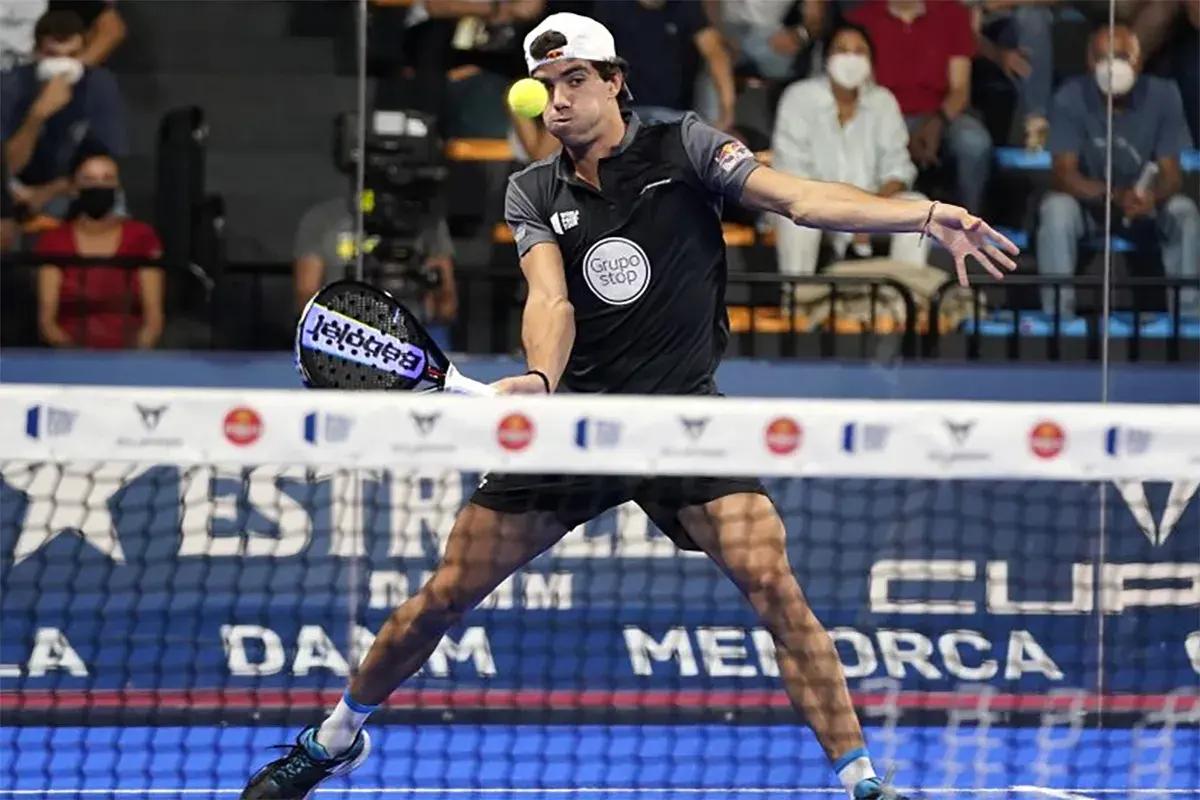 Giocatore di padel in azione, con un perfetto **split step** per colpire la palla.