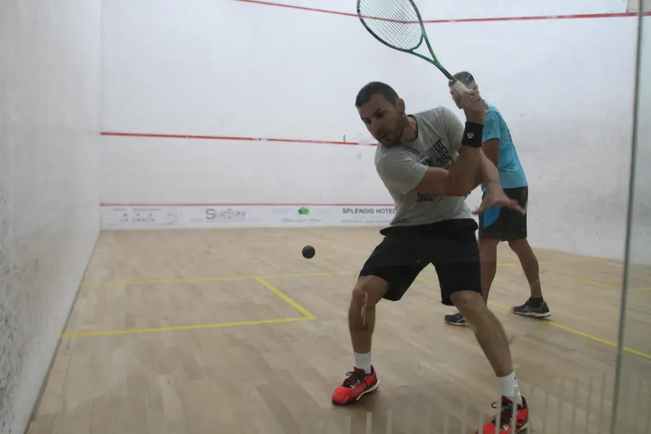 Giocatori di squash in azione. La differenza tra padel e squash è evidente nel campo e nelle racchette.