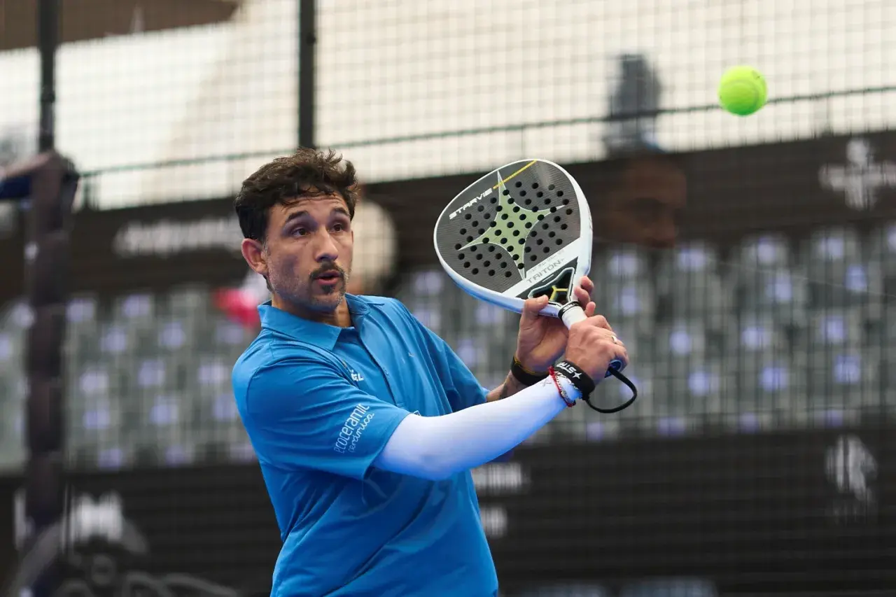 Sanyo Gutierrez in azione, colpisce la palla con la racchetta da padel.
