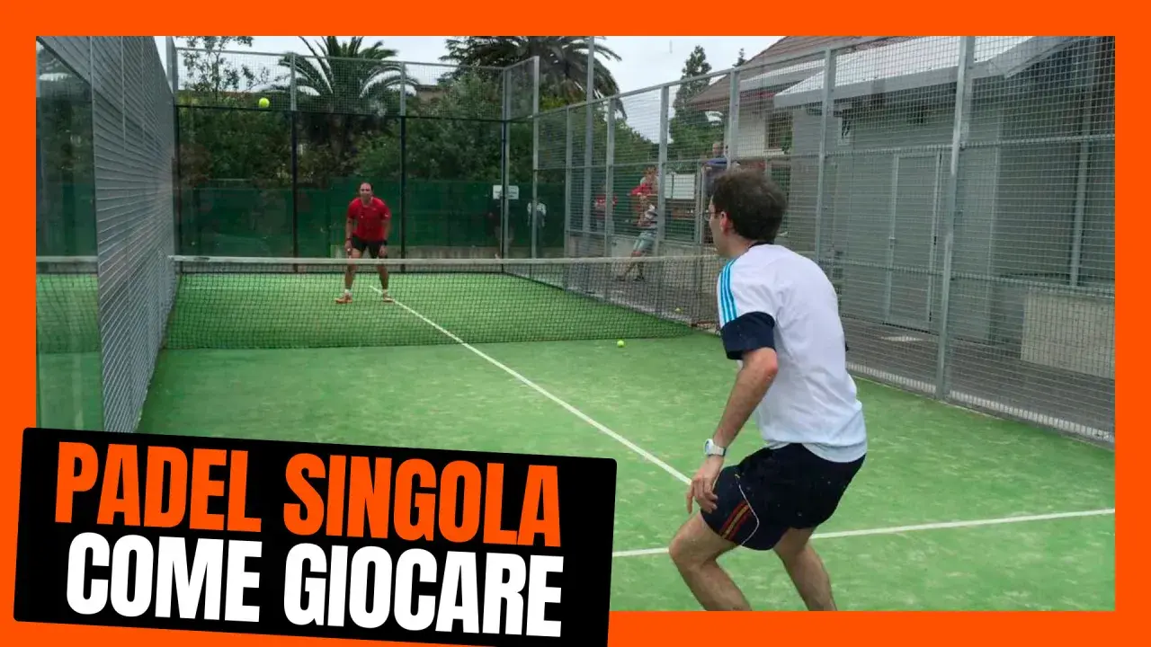 Due uomini giocano a padel singolo su un campo verde. La scritta "Padel Singola Come Giocare" è in primo piano.