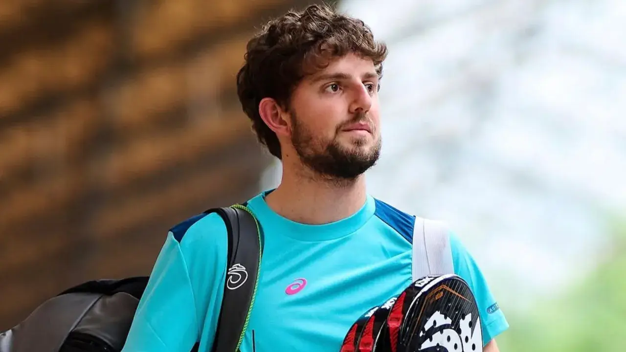 Mike Yanguas, con la sua racchetta da padel, pronto per la partita.
