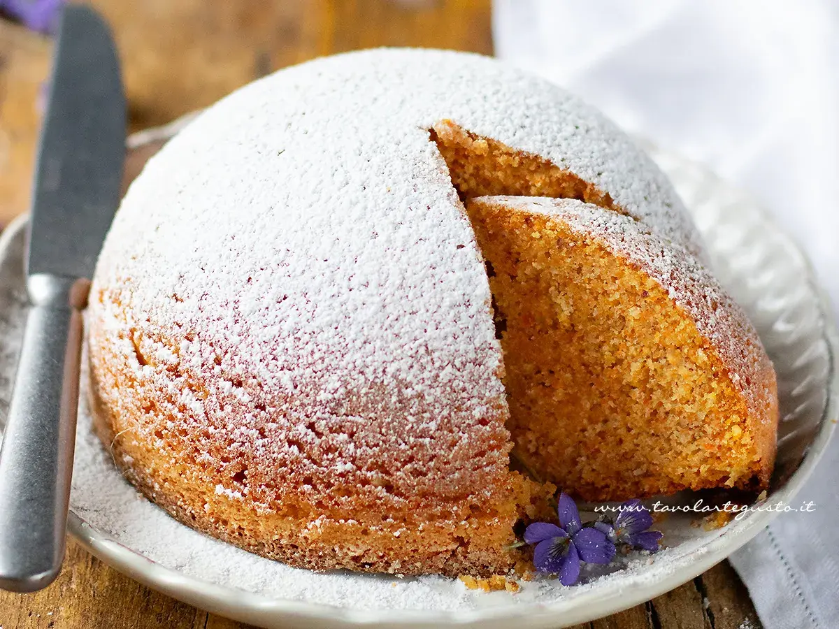Torta soffice, perfetta per la colazione o la merenda, ispirata alla camille ricetta. Spolverata di zucchero a velo e decorata con un fiorellino viola.