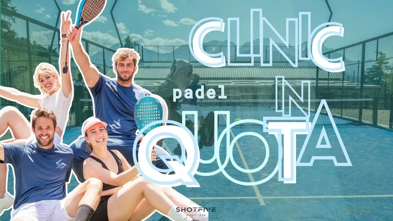 Quattro amici sorridono su un campo da padel, pronti per una padel clinic.