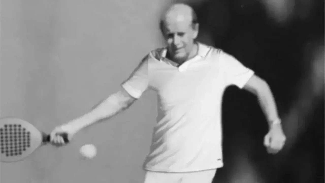 Enrique Corcuera, pioniere del padel, colpisce la palla con la racchetta.