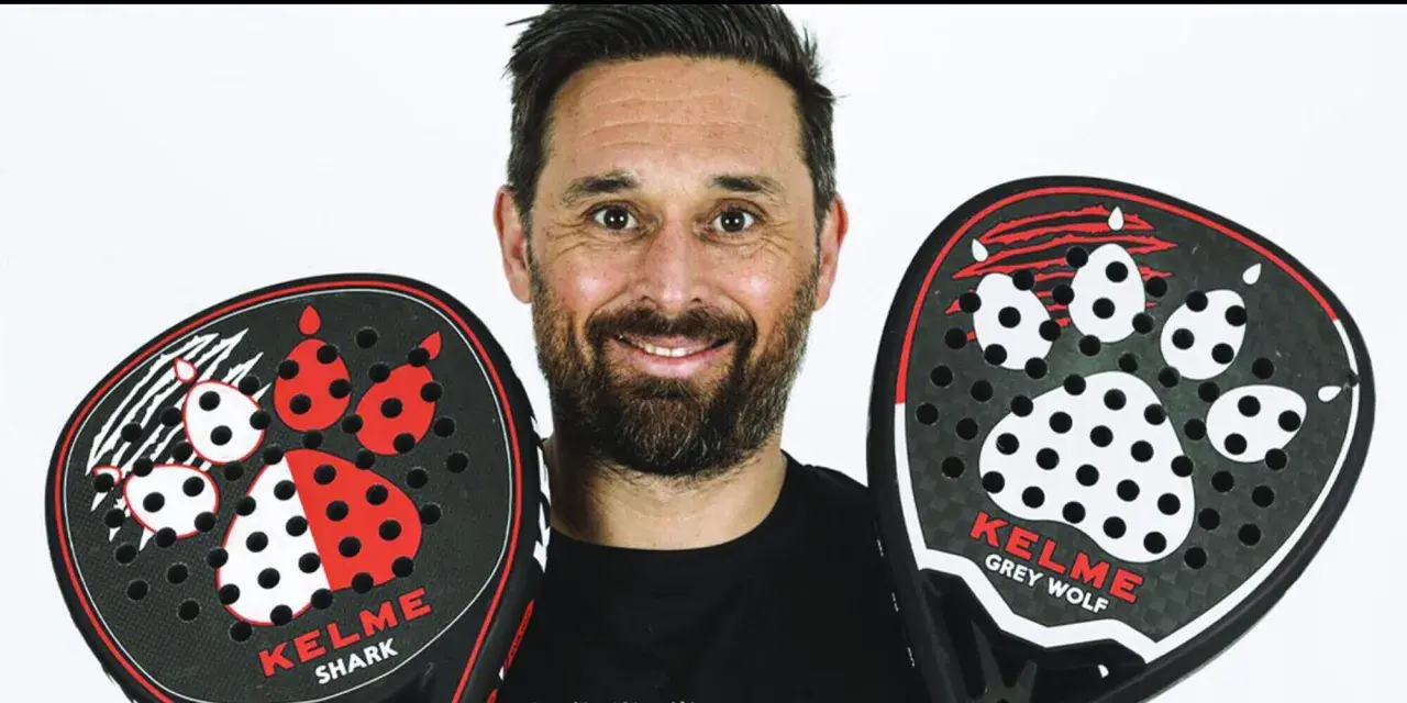 Mati Diaz sorride con due racchette da padel Kelme, una "Shark" e una "Grey Wolf", entrambe con un design a zampa.