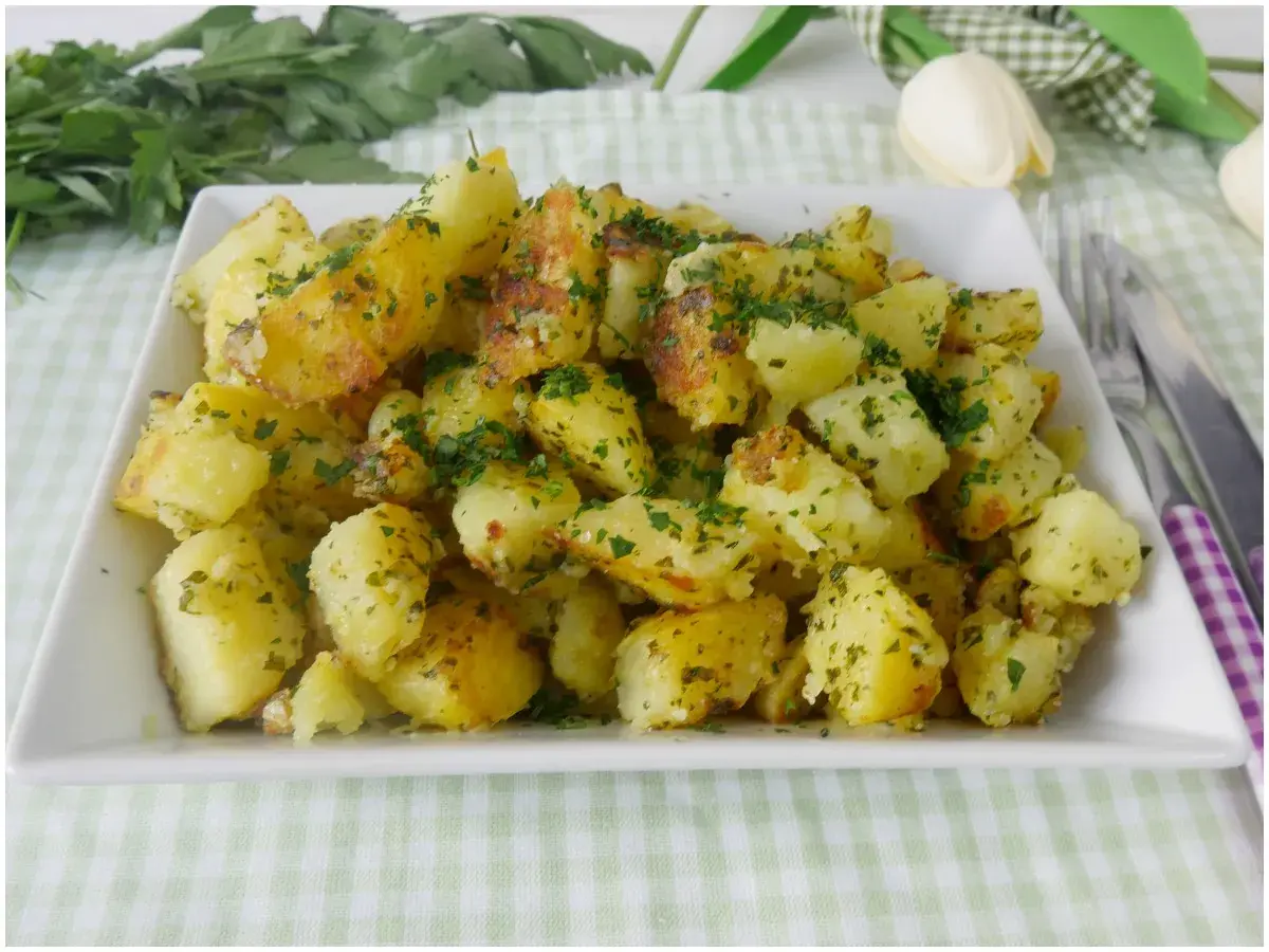 Patate prezzemolate dorate e croccanti, un contorno semplice e gustoso, pronto per essere servito.