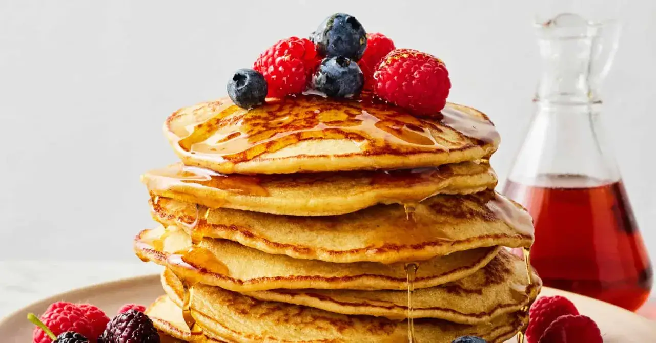 Pancake light con sciroppo d'acero e frutti di bosco freschi. Una deliziosa colazione che invita a iniziare la giornata con dolcezza.