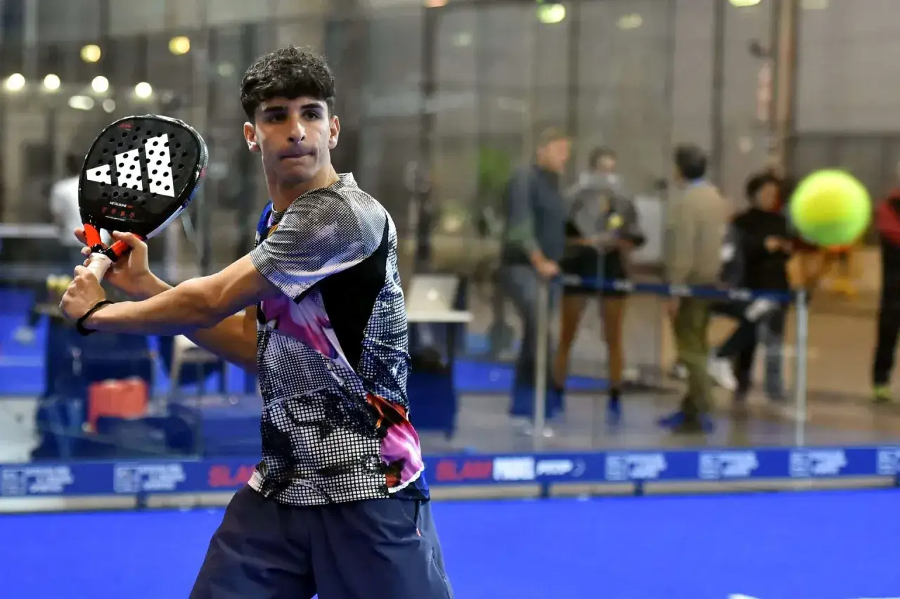 Flavio Abbate in azione sul campo da padel, pronto a colpire la palla con la sua racchetta Adidas.